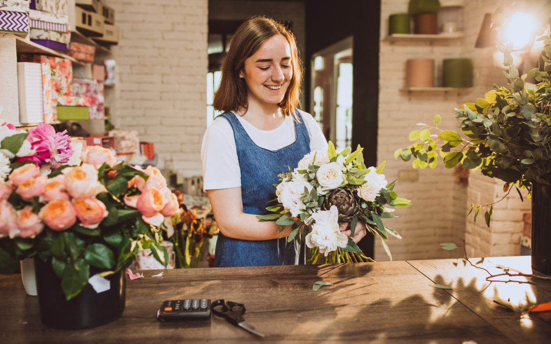 Femme qui confectionne un bouquet