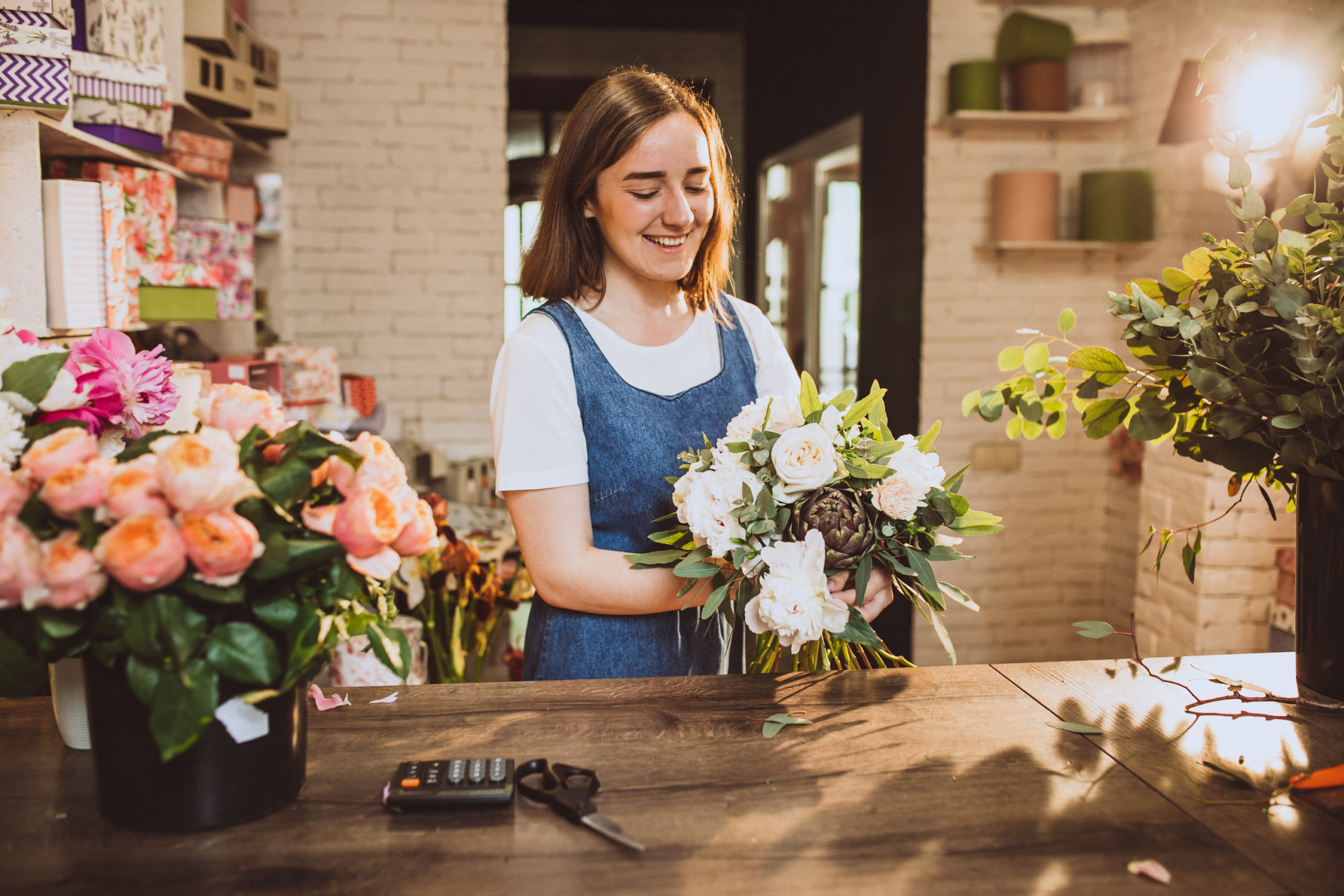 Femme qui confectionne un bouquet