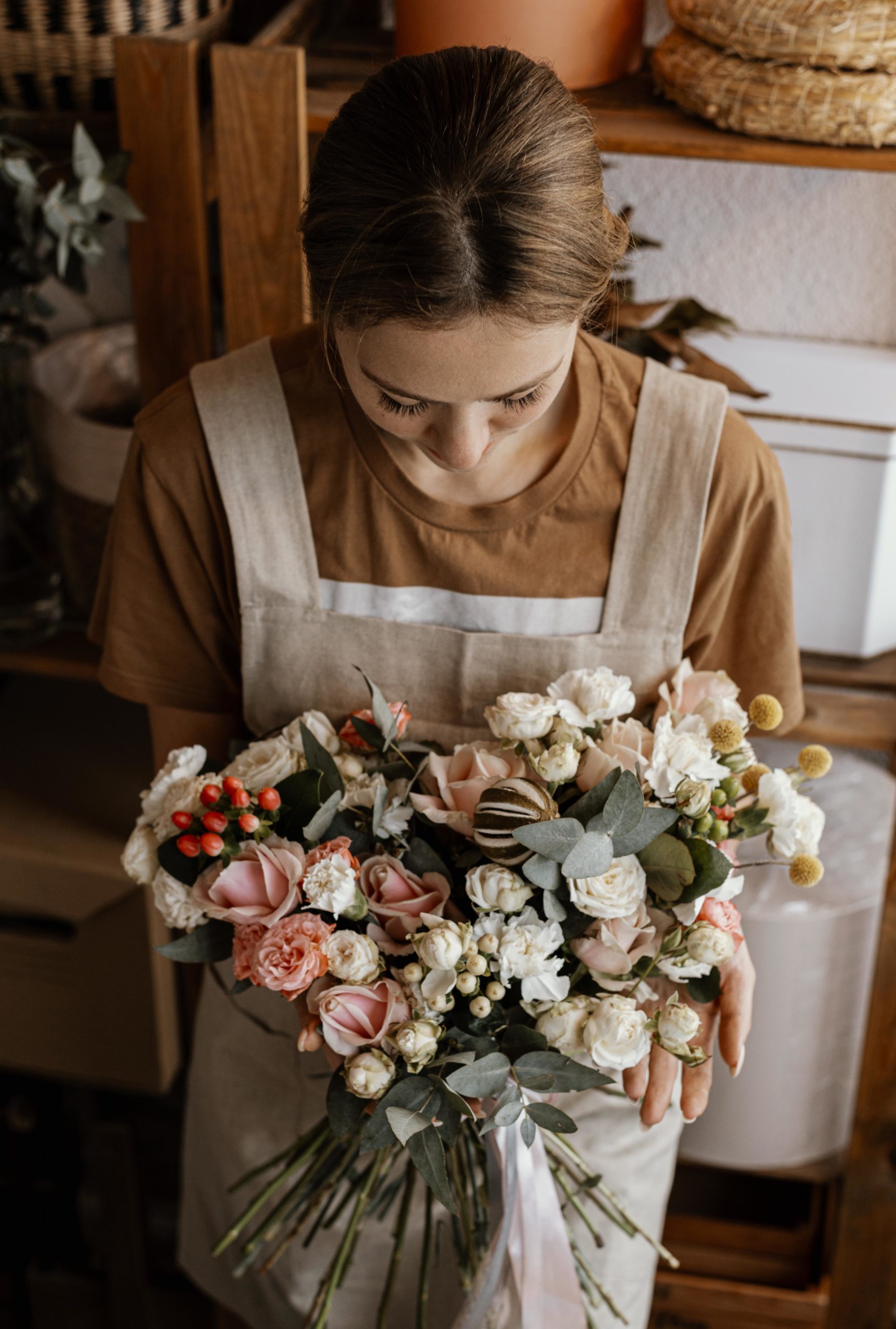 femme tenant un bouquet