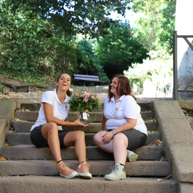 personnes-tenant-bouquet-solidaire-riant-1228 personne tenant le bouquet de fleuriste solidaire